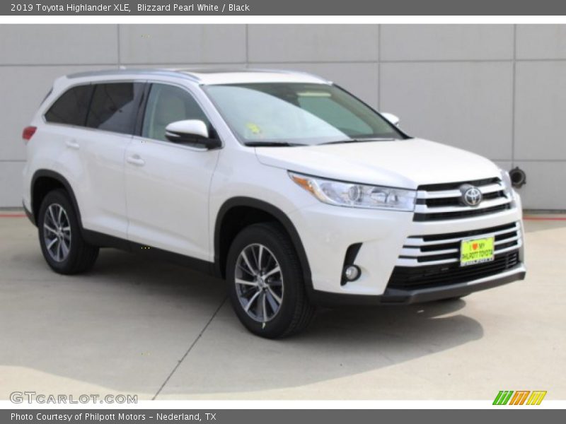 Front 3/4 View of 2019 Highlander XLE