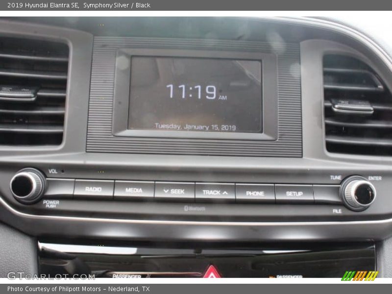Symphony Silver / Black 2019 Hyundai Elantra SE