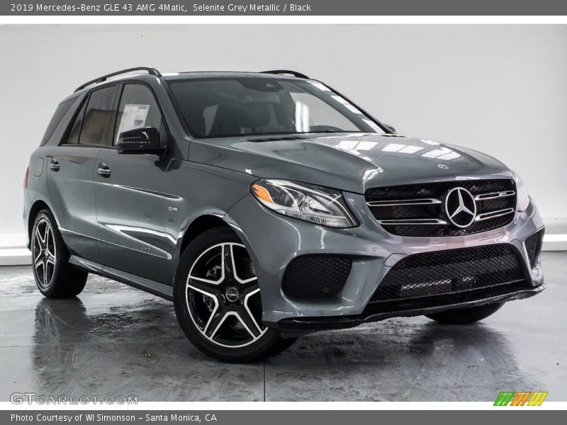 Front 3/4 View of 2019 GLE 43 AMG 4Matic