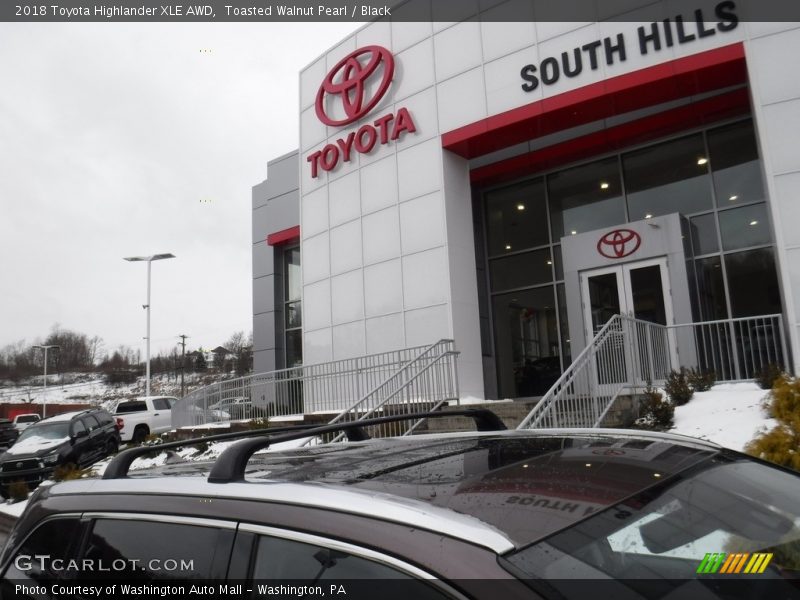 Toasted Walnut Pearl / Black 2018 Toyota Highlander XLE AWD