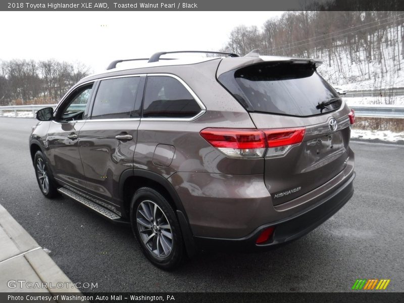 Toasted Walnut Pearl / Black 2018 Toyota Highlander XLE AWD