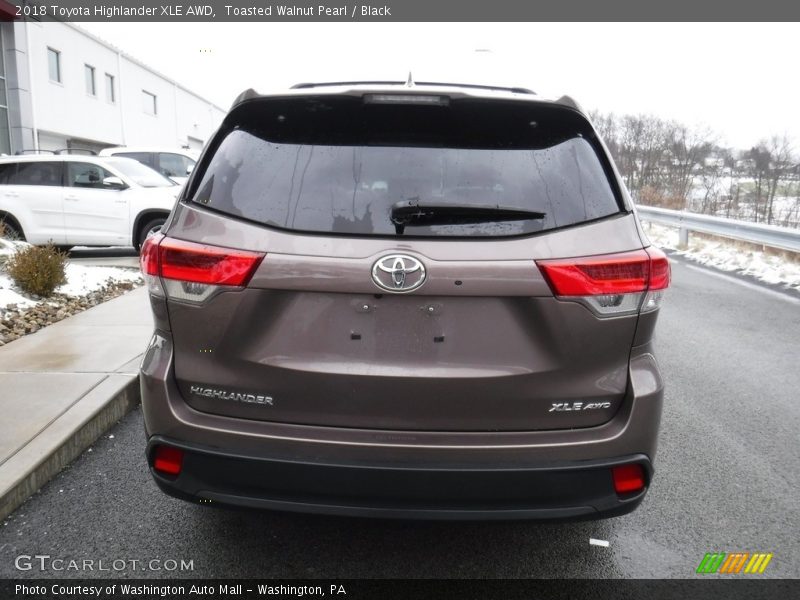 Toasted Walnut Pearl / Black 2018 Toyota Highlander XLE AWD