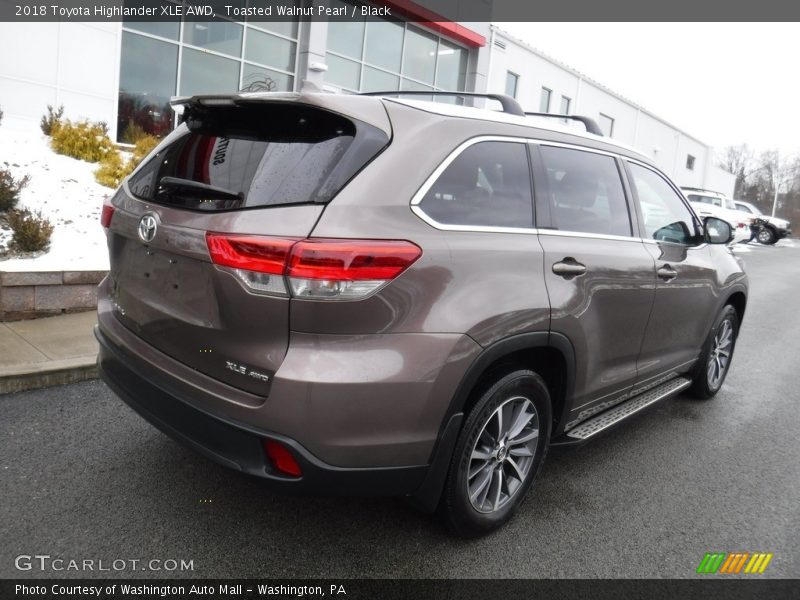 Toasted Walnut Pearl / Black 2018 Toyota Highlander XLE AWD