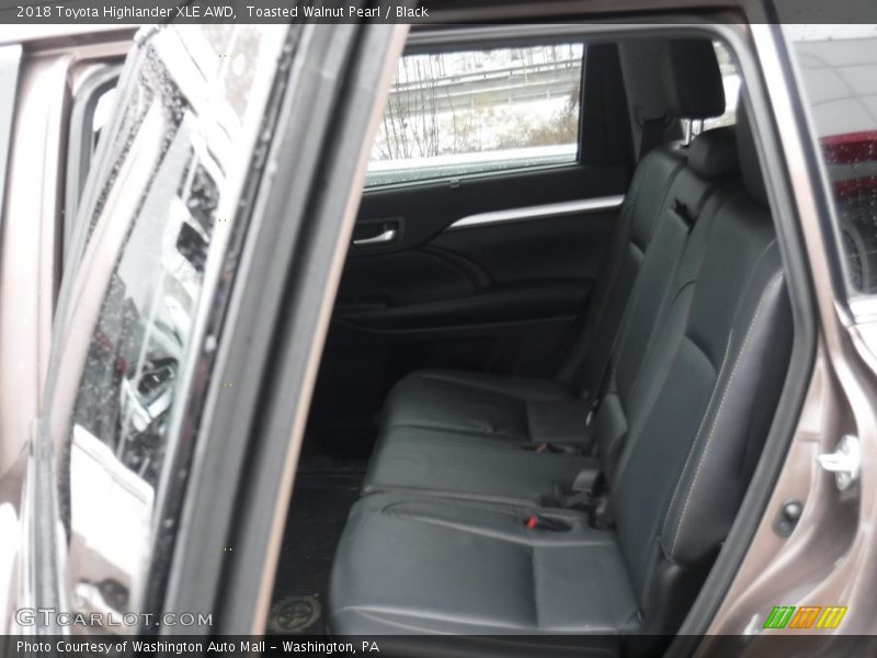 Toasted Walnut Pearl / Black 2018 Toyota Highlander XLE AWD