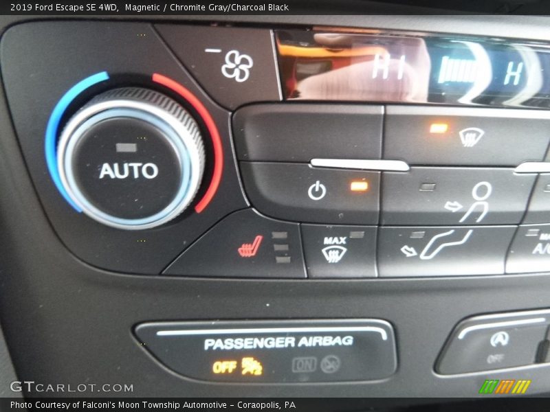 Magnetic / Chromite Gray/Charcoal Black 2019 Ford Escape SE 4WD