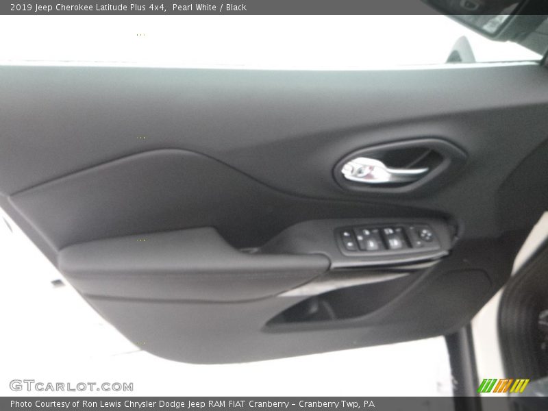 Pearl White / Black 2019 Jeep Cherokee Latitude Plus 4x4