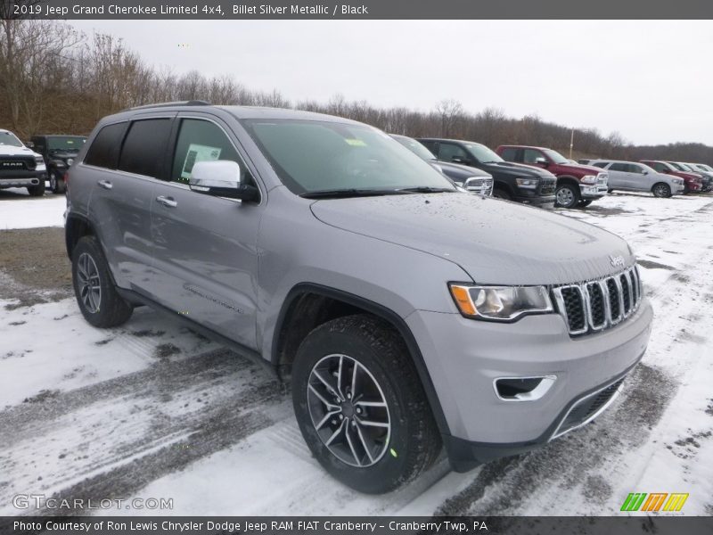 Front 3/4 View of 2019 Grand Cherokee Limited 4x4