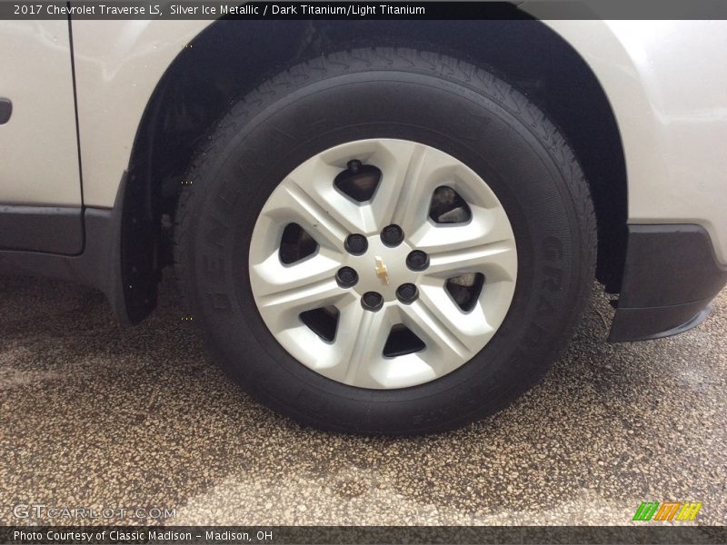 Silver Ice Metallic / Dark Titanium/Light Titanium 2017 Chevrolet Traverse LS