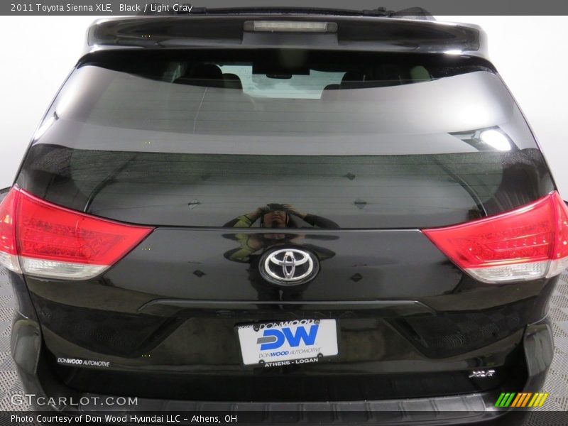 Black / Light Gray 2011 Toyota Sienna XLE