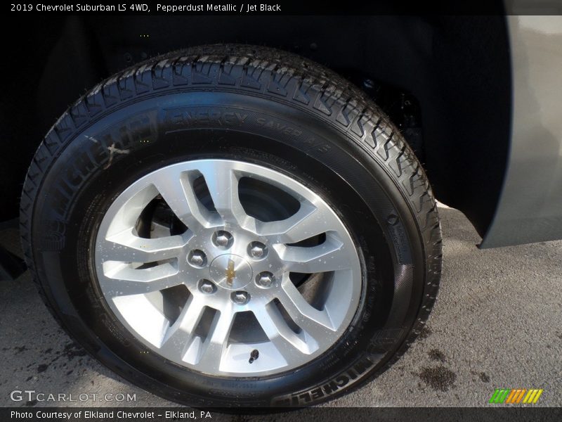 Pepperdust Metallic / Jet Black 2019 Chevrolet Suburban LS 4WD