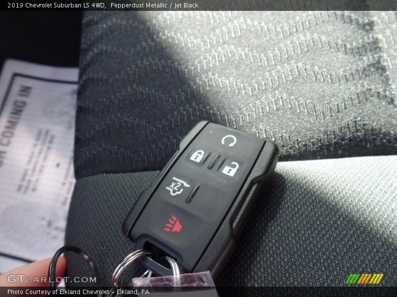 Pepperdust Metallic / Jet Black 2019 Chevrolet Suburban LS 4WD