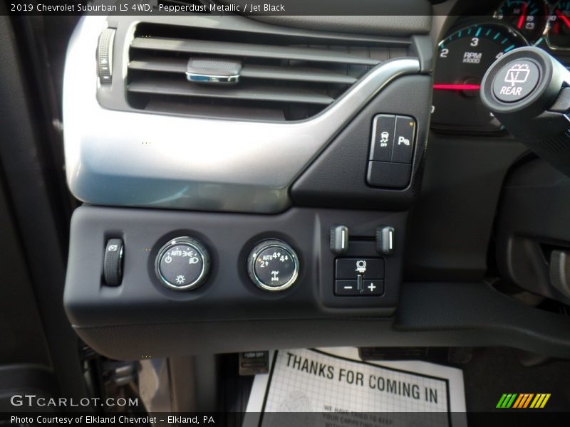 Pepperdust Metallic / Jet Black 2019 Chevrolet Suburban LS 4WD