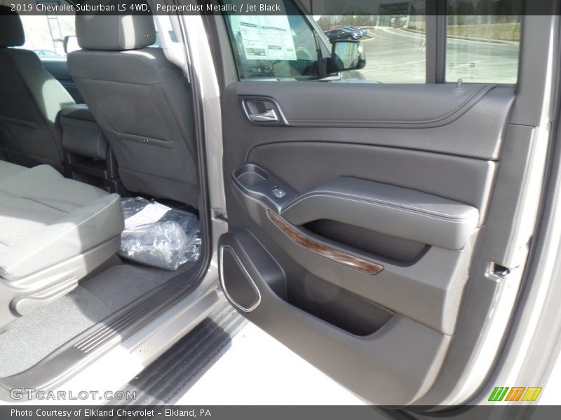 Pepperdust Metallic / Jet Black 2019 Chevrolet Suburban LS 4WD