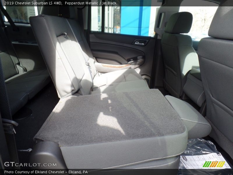 Pepperdust Metallic / Jet Black 2019 Chevrolet Suburban LS 4WD