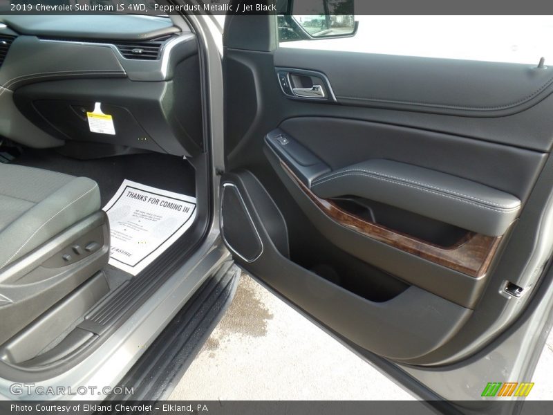 Pepperdust Metallic / Jet Black 2019 Chevrolet Suburban LS 4WD