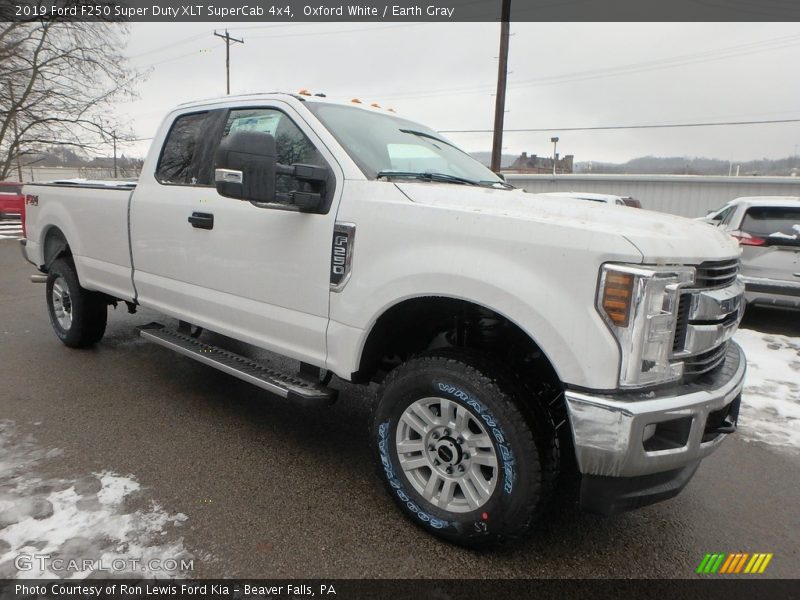 Oxford White / Earth Gray 2019 Ford F250 Super Duty XLT SuperCab 4x4