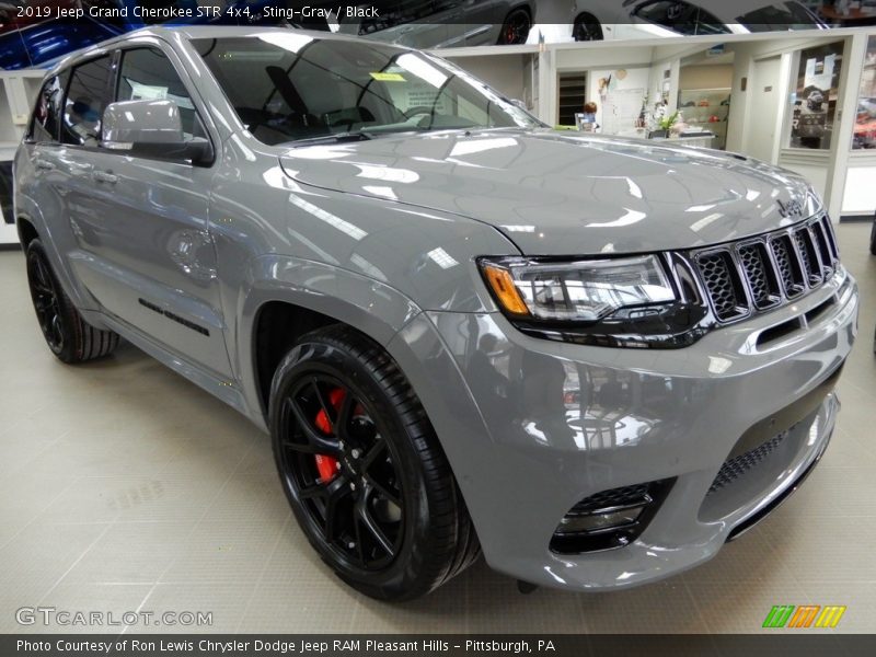 Front 3/4 View of 2019 Grand Cherokee STR 4x4