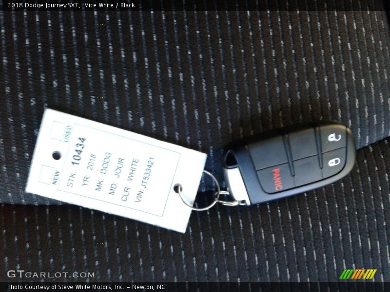 Vice White / Black 2018 Dodge Journey SXT