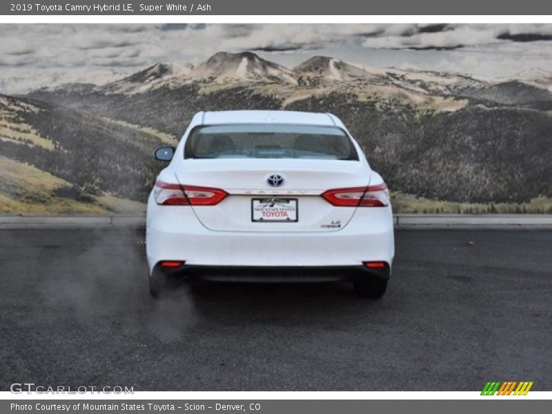 Super White / Ash 2019 Toyota Camry Hybrid LE