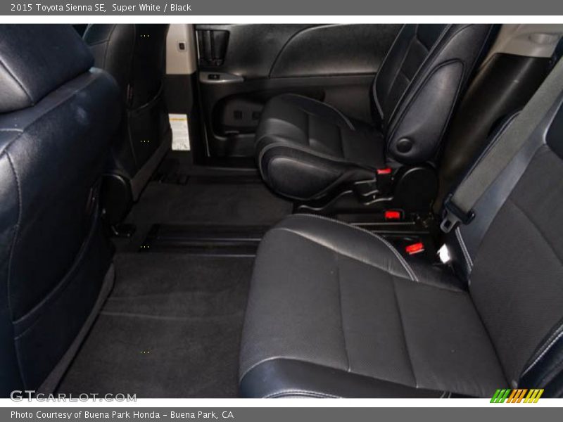 Super White / Black 2015 Toyota Sienna SE
