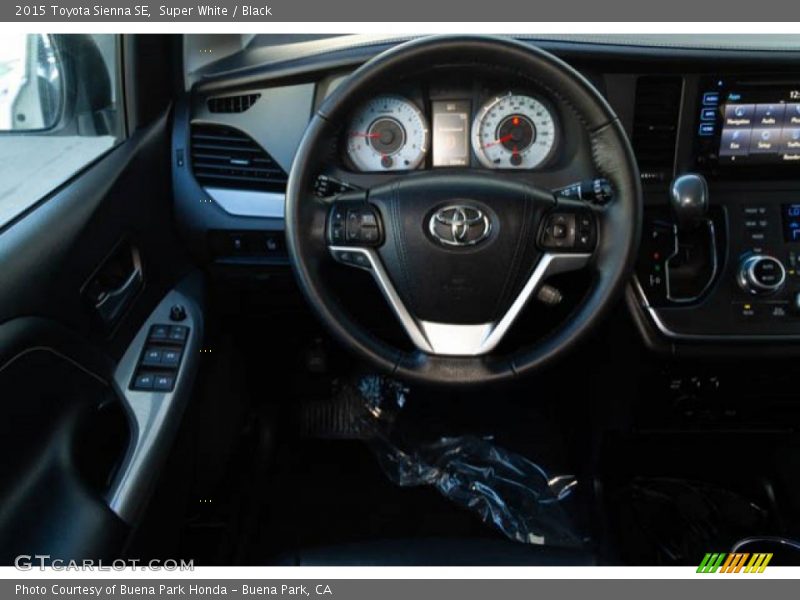 Super White / Black 2015 Toyota Sienna SE