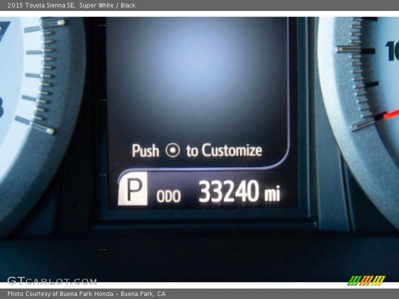 Super White / Black 2015 Toyota Sienna SE