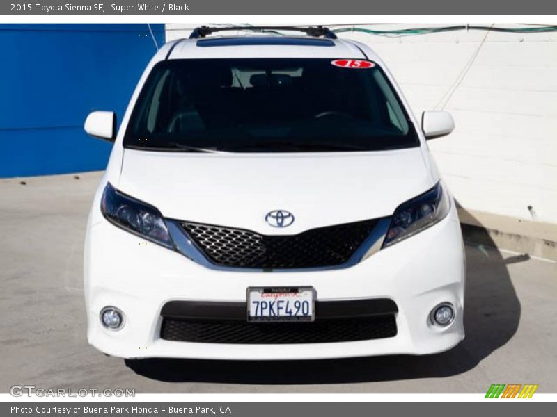 Super White / Black 2015 Toyota Sienna SE