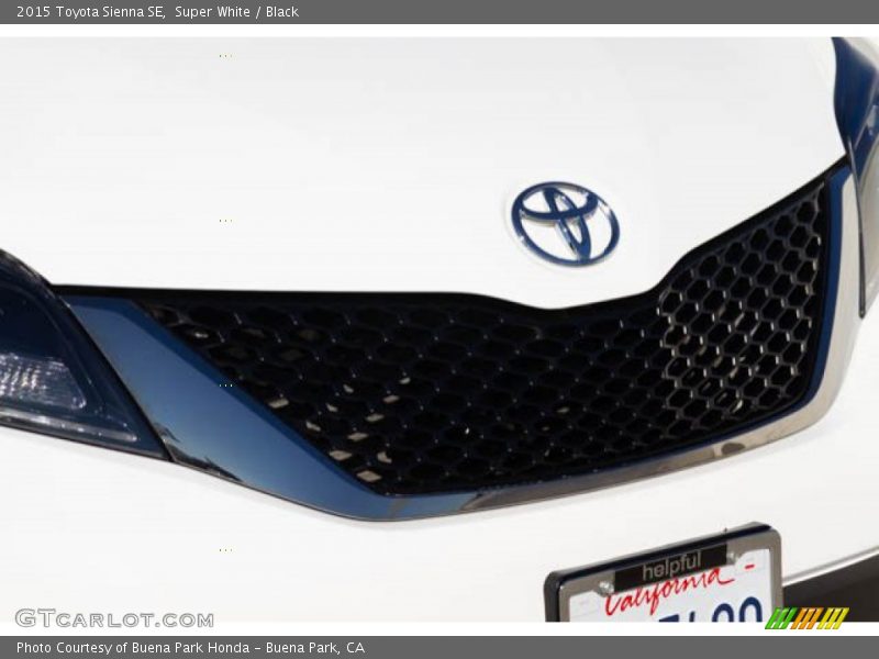 Super White / Black 2015 Toyota Sienna SE