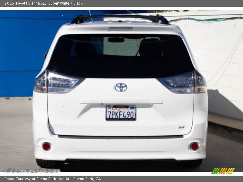 Super White / Black 2015 Toyota Sienna SE