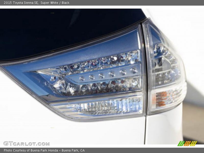 Super White / Black 2015 Toyota Sienna SE