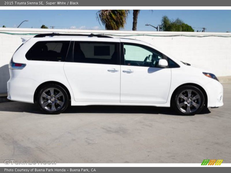 Super White / Black 2015 Toyota Sienna SE