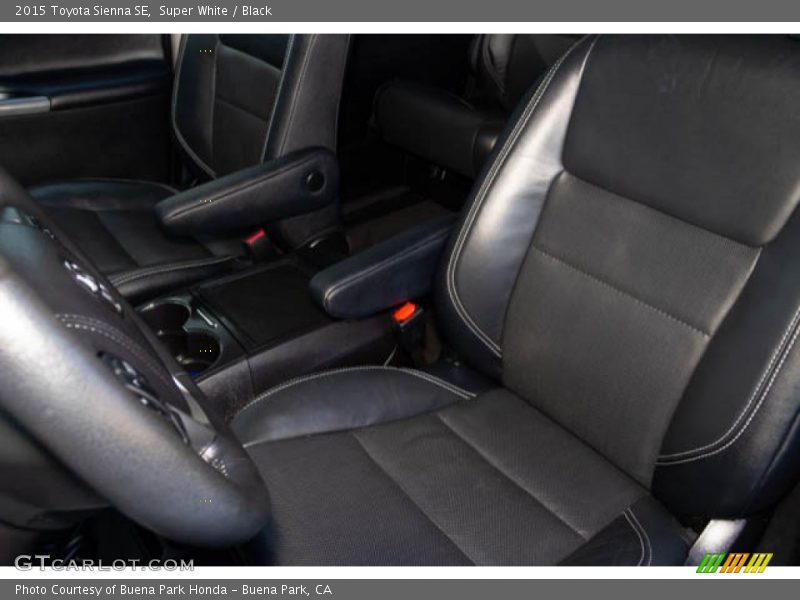 Super White / Black 2015 Toyota Sienna SE