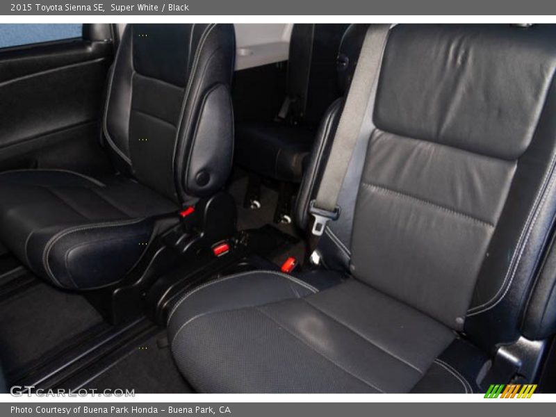 Super White / Black 2015 Toyota Sienna SE