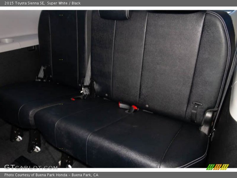 Super White / Black 2015 Toyota Sienna SE