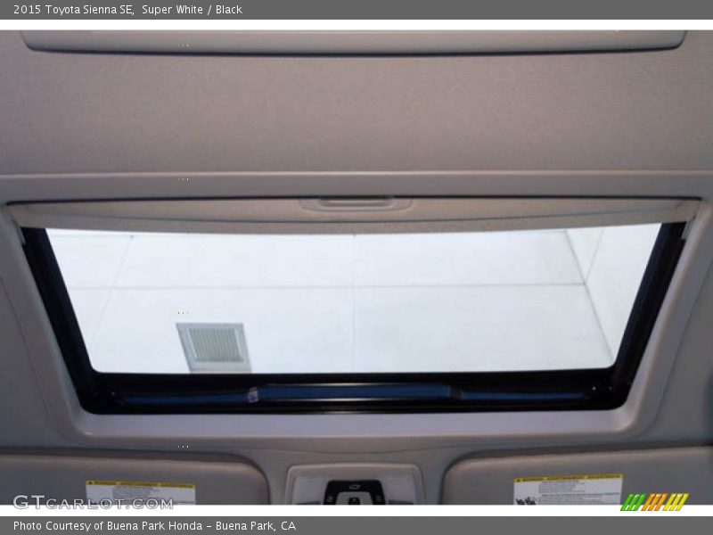 Super White / Black 2015 Toyota Sienna SE