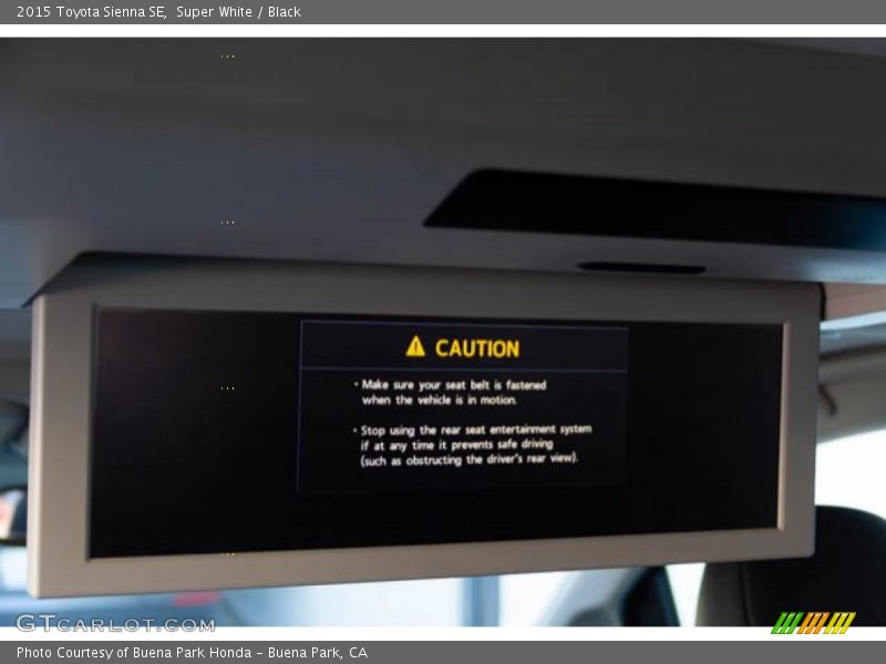 Super White / Black 2015 Toyota Sienna SE