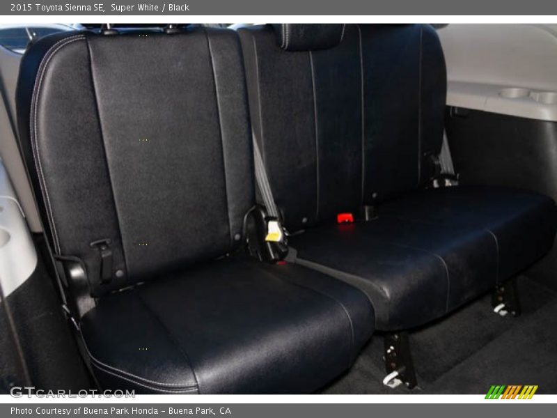 Super White / Black 2015 Toyota Sienna SE