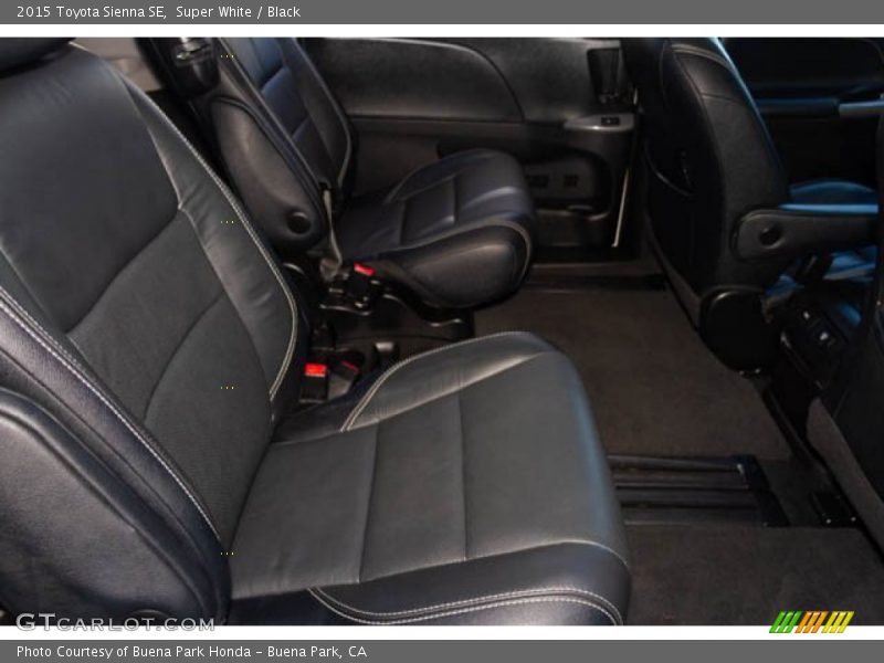 Super White / Black 2015 Toyota Sienna SE