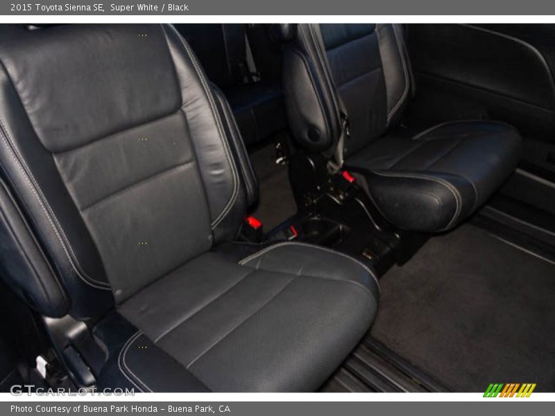 Super White / Black 2015 Toyota Sienna SE