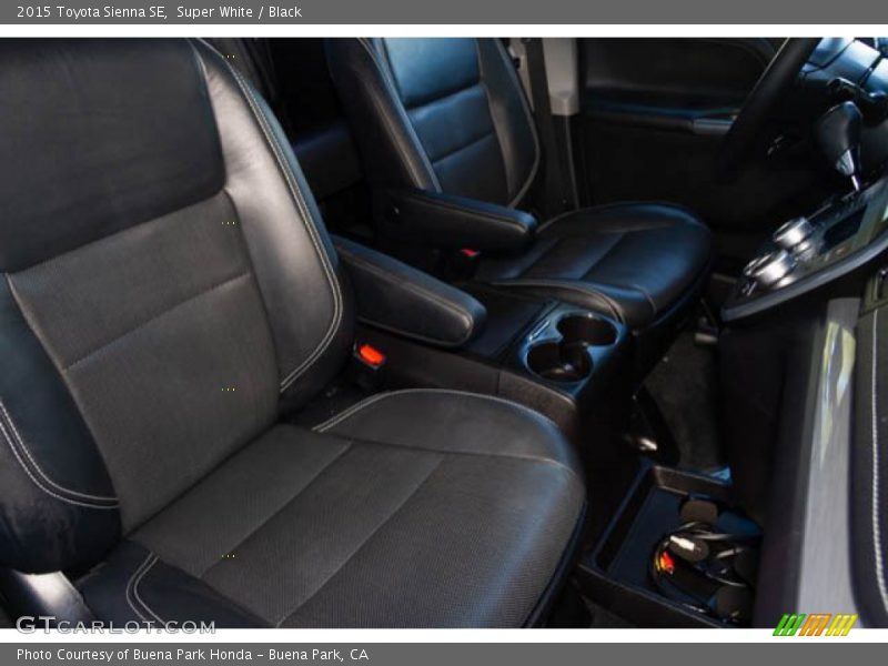 Super White / Black 2015 Toyota Sienna SE