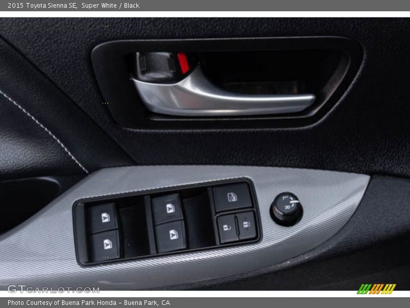 Super White / Black 2015 Toyota Sienna SE