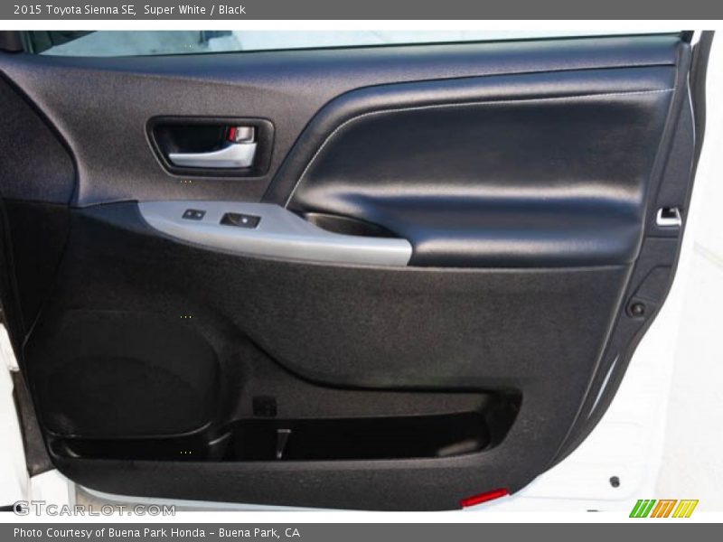 Super White / Black 2015 Toyota Sienna SE