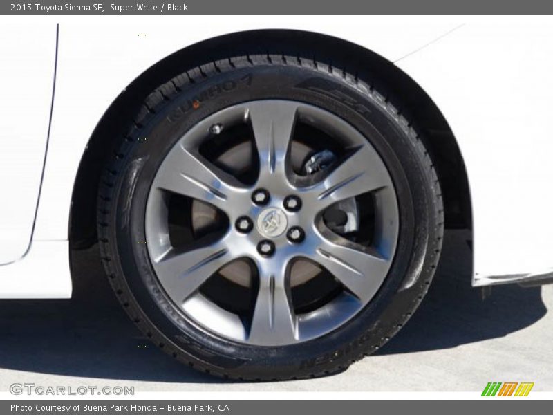 Super White / Black 2015 Toyota Sienna SE