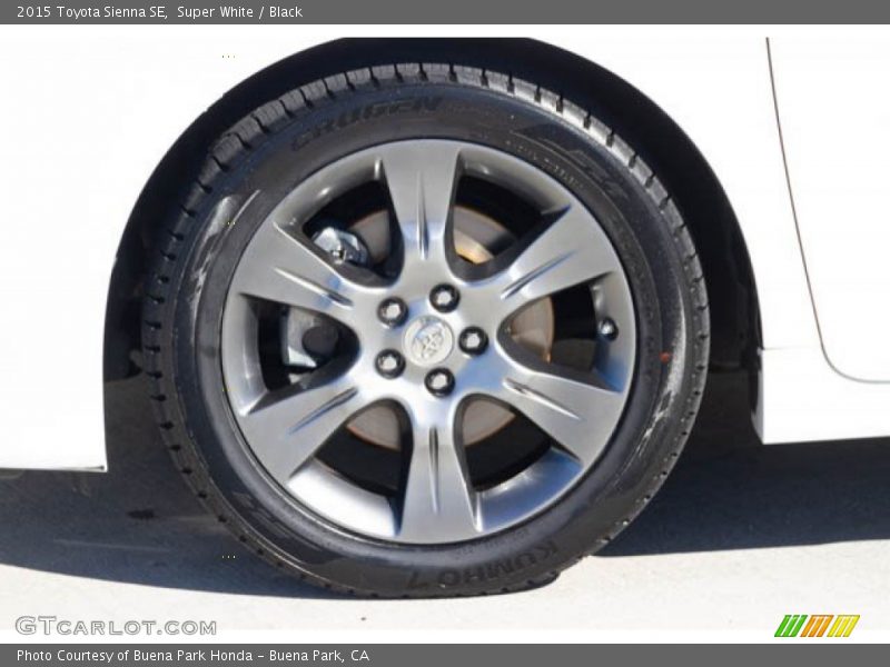 Super White / Black 2015 Toyota Sienna SE