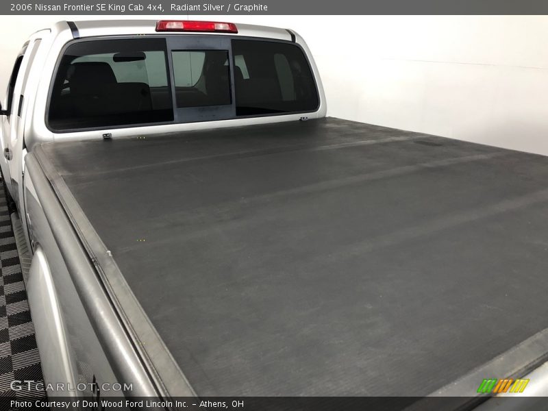 Radiant Silver / Graphite 2006 Nissan Frontier SE King Cab 4x4