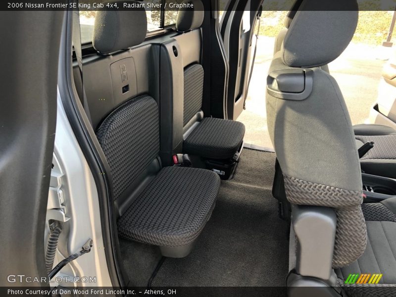 Radiant Silver / Graphite 2006 Nissan Frontier SE King Cab 4x4
