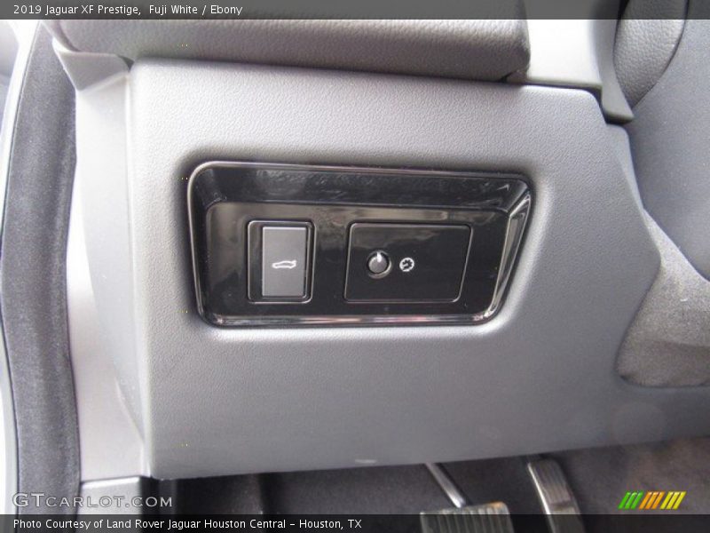 Fuji White / Ebony 2019 Jaguar XF Prestige