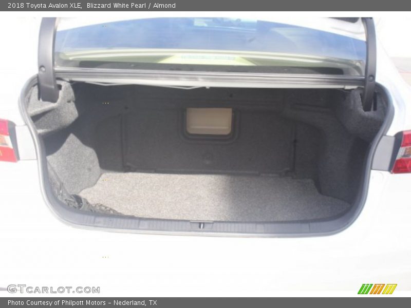 Blizzard White Pearl / Almond 2018 Toyota Avalon XLE