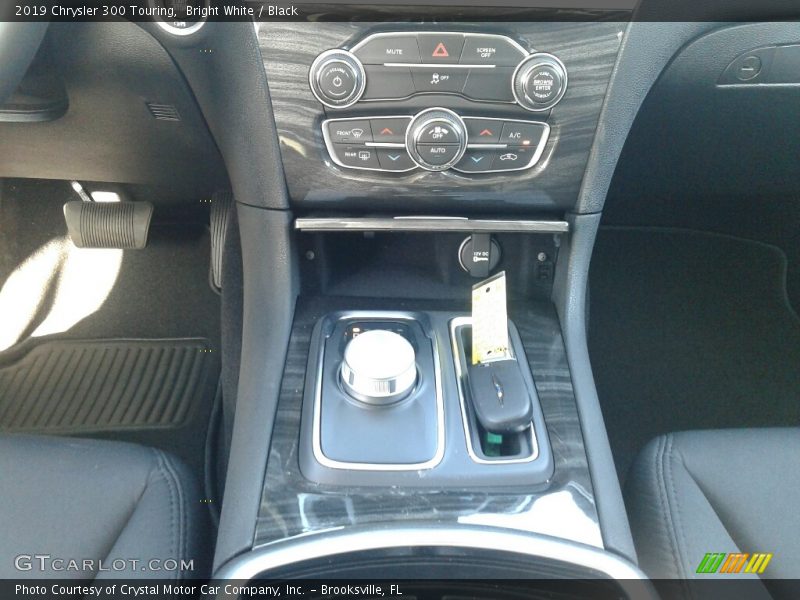 Bright White / Black 2019 Chrysler 300 Touring