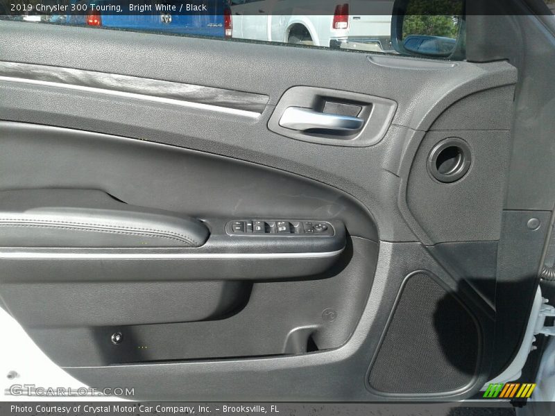 Bright White / Black 2019 Chrysler 300 Touring